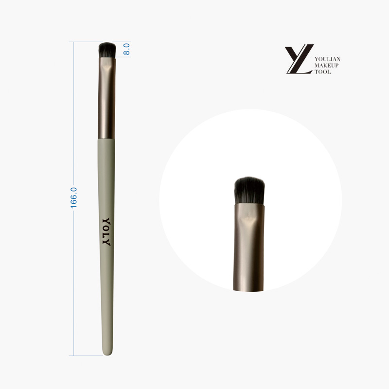 Bagaimana cara membersihkan kuas eyeliner setelah digunakan?